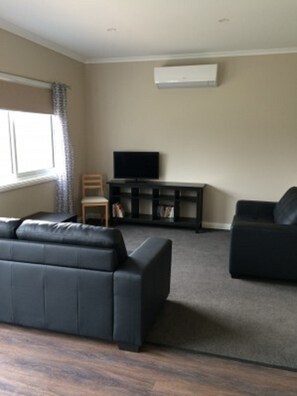 Deluxe Cottage, 2 Bedrooms, Garden View, Garden Area | Langsir/tirai gelap terus, seterika/papan seterika, Wi-fi percuma 