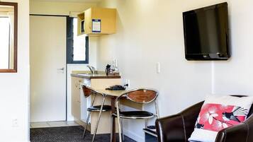 Standard Studio, Non Smoking, Kitchenette (Studio Unit - Twin) | Private kitchenette | Fridge, microwave, coffee/tea maker, electric kettle