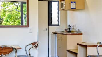 Refrigerador, microondas, cafetera/tetera, tetera/pava eléctrica