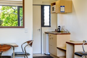 Fridge, microwave, coffee/tea maker, electric kettle - ASURE Nautilus Lodge Motel (Motueka)