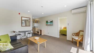 Standard-Suite, 1 Schlafzimmer, Nichtraucher, Kochnische (Spa Bath) | Wohnbereich | 43-Zoll-Flachbildfernseher mit Digitalempfang, Fernseher