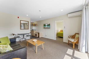 Suíte standard, 1 quarto, para não fumantes, cozinha americana (Spa Bath) | Área de estar | Smart TV 43 polegadas com canais digitais