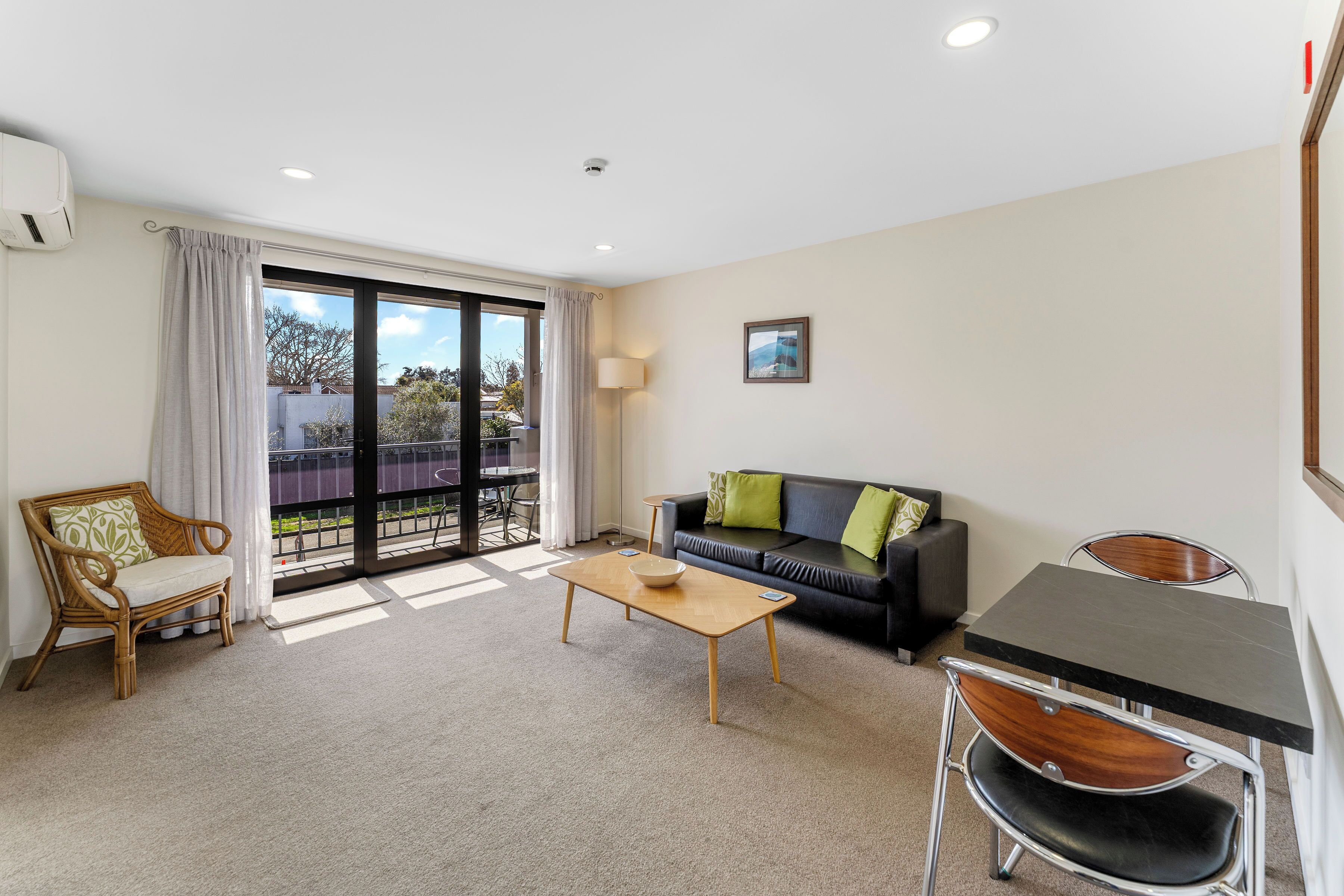 Suite superior, 1 habitación, no fumadores, cocina | Zona de estar | Televisión de pantalla plana de 43 pulgadas con canales digitales