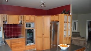 Coffee/tea maker, full-size fridge, microwave, oven
