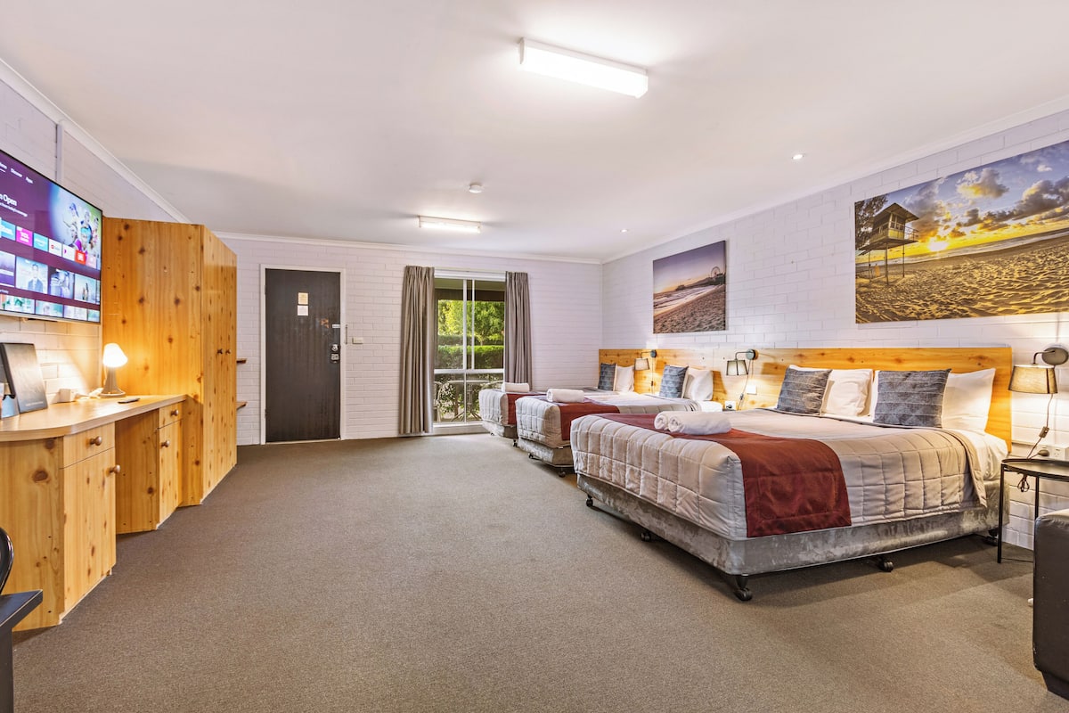 Deluxe Family Room | Egyptian cotton sheets, premium bedding, pillowtop beds, desk