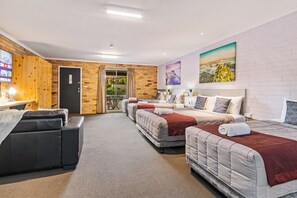 Superior Family Room | Egyptian cotton sheets, premium bedding, pillowtop beds, desk - Burringa Motel (Lake Albert)