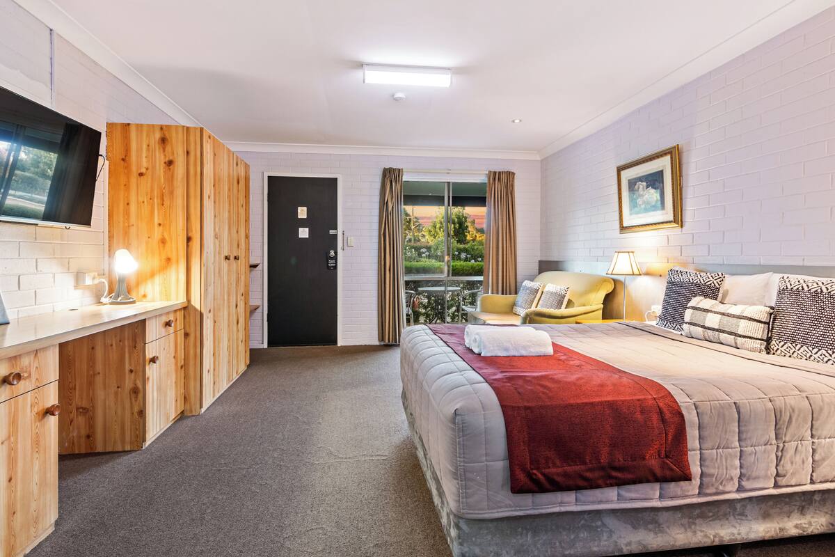 Superior Queen Room | Egyptian cotton sheets, premium bedding, pillowtop beds, desk