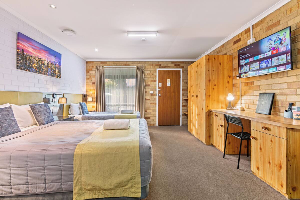 Superior Twin Room | Egyptian cotton sheets, premium bedding, pillowtop beds, desk