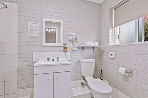 Deluxe Family Room | Badrum | Dusch, gratis toalettartiklar, hårtork och handdukar