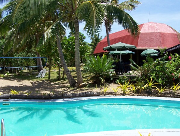 Una piscina al aire libre