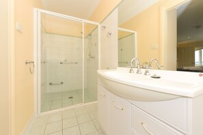 Apartamento standard, 2 quartos, para não fumantes, cozinha (BEACHFRONT RELAXATION) | Banheiro | Chuveiro, secador de cabelo, toalhas de banho, shampoo
