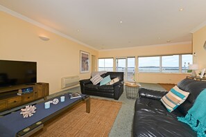 2 Bedroom Beachfront, Self-contained and Self-catering Apartment | Living area