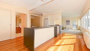 Full-sized fridge, microwave, oven, stovetop