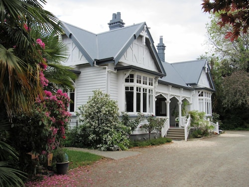 The White Elephant Accommodation - Hostel