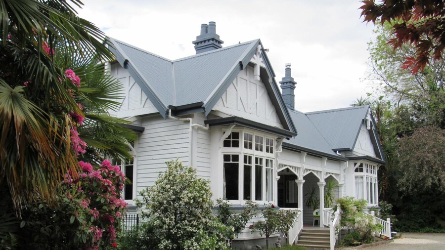 The White Elephant Accommodation - Hostel