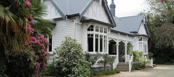 The White Elephant Accommodation - Hostel