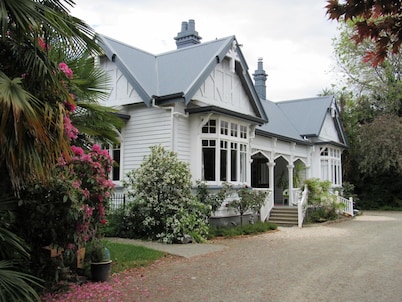 The White Elephant Accommodation - Hostel