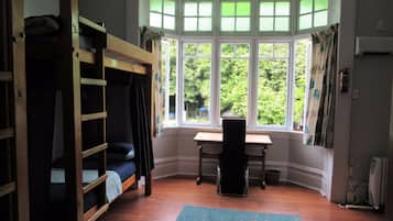 Tabla de planchar con plancha, wifi gratis y ropa de cama