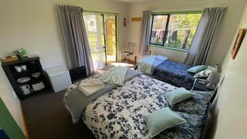 Tabla de planchar con plancha, wifi gratis, ropa de cama