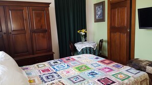 Standard Suite (Room 2) | Vaatekaappi