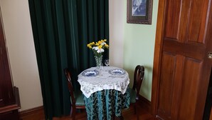 Standard Suite (Room 2) | 客房内用餐