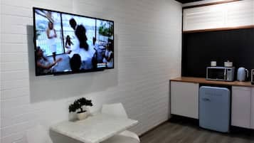 Standardværelse - ikke-ryger (Standard Double) | Privat tekøkken | Køleskab, mikrobølgeovn, kaffe-/temaskine