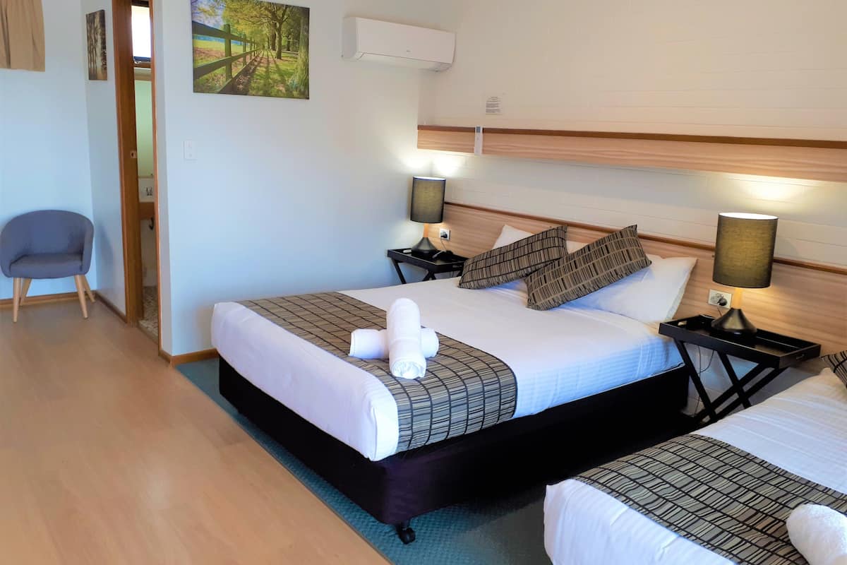 Standaard kamer, niet-roken (TWIN ROOM) | Een bureau, een strijkplank/strijkijzer, gratis wifi, beddengoed