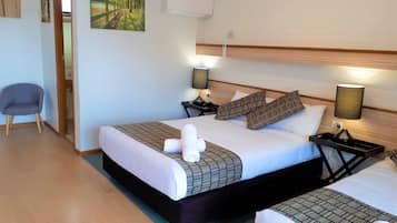 Kamar Standar, Bebas Asap Rokok (TWIN ROOM) | Meja kerja, setrika/meja setrika, Wi-Fi gratis, dan seprai linen