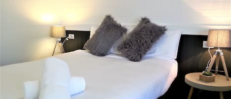 Chambre Standard, non-fumeur (TWIN ROOM) | Bureau, fer et planche Ă repasser, accĂšs au Wi-Fi (inclus)