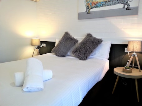 Escritorio, tabla de planchar con plancha, wifi gratis y ropa de cama