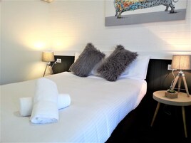 Escritorio, tabla de planchar con plancha, wifi gratis y ropa de cama 