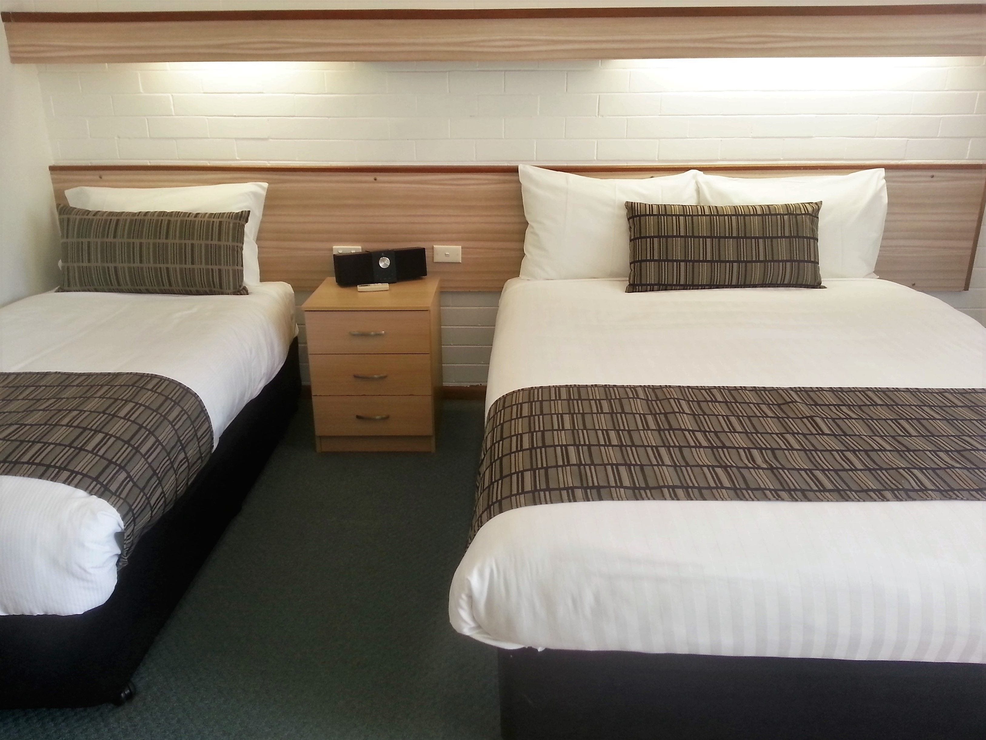 Quarto standard, para não fumantes (TWIN ROOM) | Escrivaninha, ferros/tábuas de passar roupa, Wi-Fi de cortesia