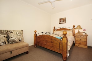 Two Bedroom Villa | 2 bedrooms, premium bedding, iron/ironing board, rollaway beds - Lisson Holiday Rental (Hawthorn)