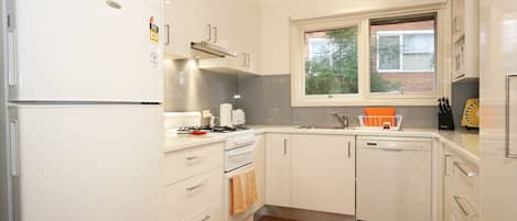 Villa, 2 chambres | Cuisine privée | Réfrigérateur, micro-ondes, plaque de cuisson, lave-vaisselle