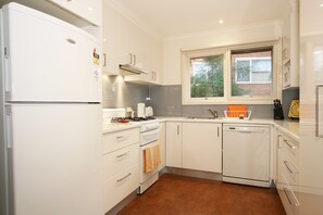Two Bedroom Villa | Private kitchen | Fridge, microwave, stovetop, dishwasher - Lisson Holiday Rental (Hawthorn)
