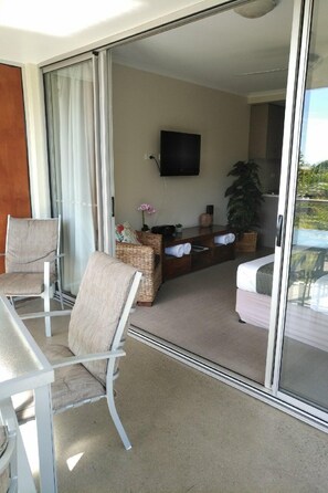 Studio | Balcony - Airlie Central Apartments (Airlie Beach)
