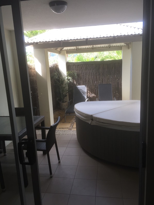 Jetted bathtub