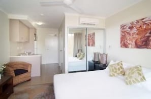 Individually decorated, soundproofing, iron/ironing board, bed sheets - Airlie Central Apartments (Airlie Beach)