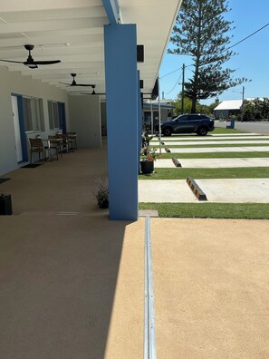 Terrace/patio - Moore Park Beach Motel (Moore Park Beach)