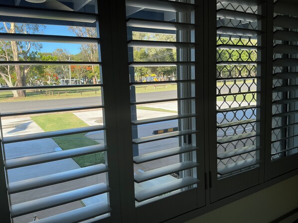 Premium bedding, pillow-top beds, free minibar items, iron/ironing board - Moore Park Beach Motel (Moore Park Beach)