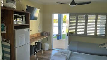 Chambre Deluxe, 1 trÚs grand lit, accessible aux personnes à mobilité réduite | Literie de qualité supérieure, surmatelas, fer et planche à repasser