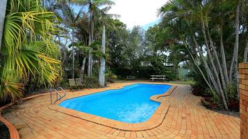 Piscina a l'aire lliure i gandules