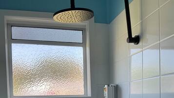 Ducha, cabezal de ducha con hidromasaje, toallas