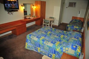 Desk, iron/ironing board, rollaway beds, WiFi - Mildura Plaza Motor Inn (Mildura)