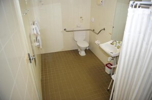 Buồng tắm vòi sen, đồ dùng nhà tắm miễn phí, máy sấy tóc, khăn tắm 