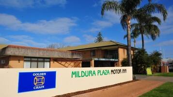 Exterior del Mildura Plaza Motor Inn con un letrero de Golden Chain.