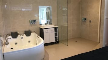 Peninsula Balcony Suite | Bathroom