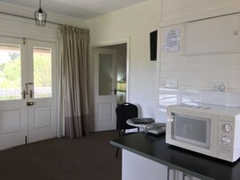 标准房, 无烟房, 简易厨房 (Peninsula Balcony Suite) | 私人简易厨房 | 冰箱、微波炉、电热水壶、烤面包机