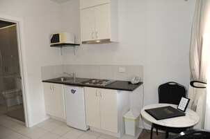 家庭房, 无烟房, 简易厨房 (Family Room w/Kitchenette) | 高档床上用品、加厚床垫、遮光窗帘、熨斗/熨衣板