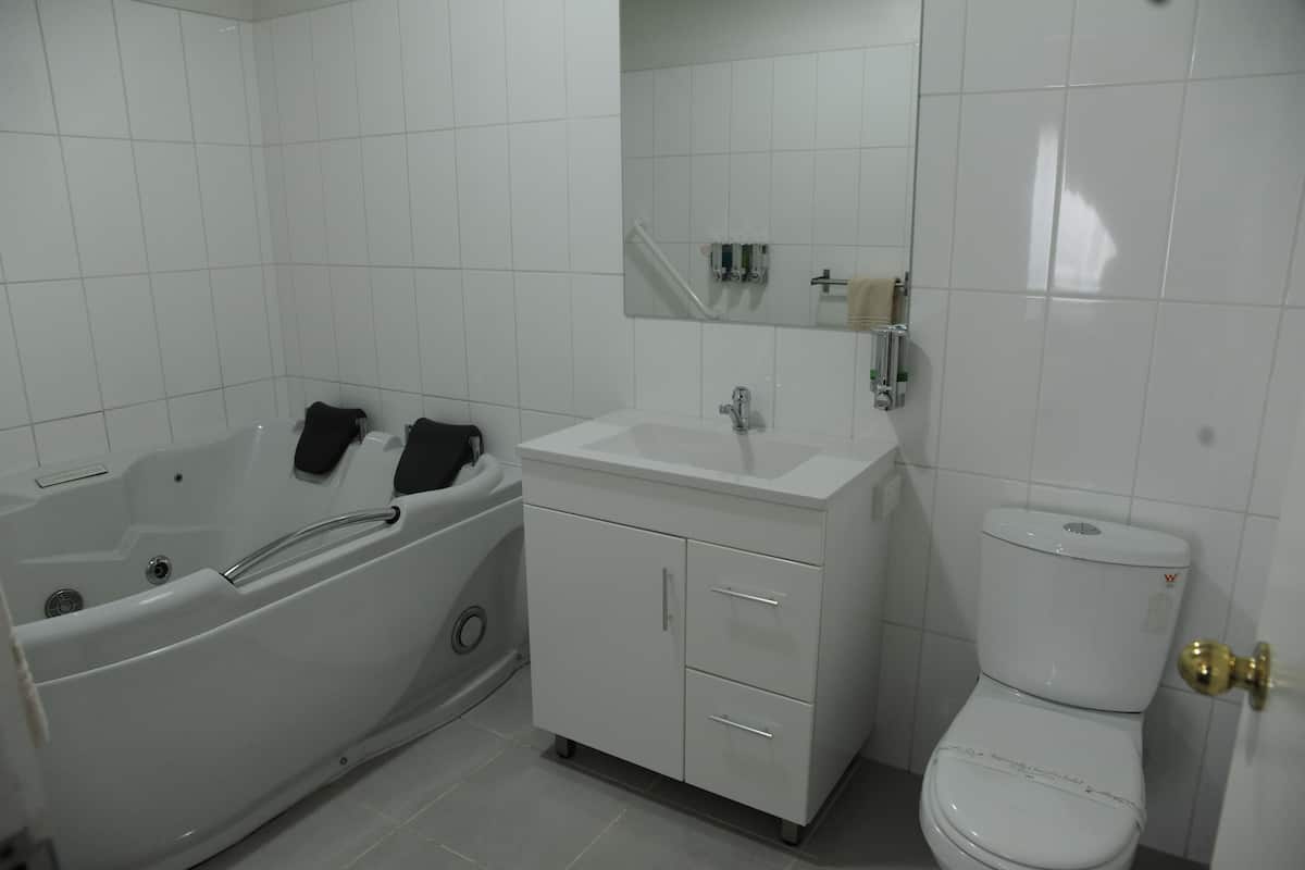 Standardzimmer, Nichtraucher, Whirlpool (King Room Double Spa) | Badezimmer